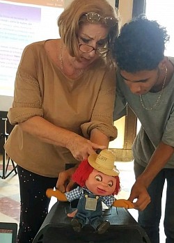 En el taller de la maestra titiritera Gladys Gil