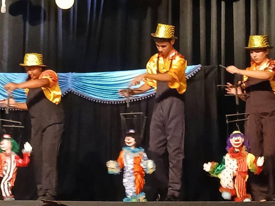 En un espectáculo de variedades de marionetas con Hilos Mágicos